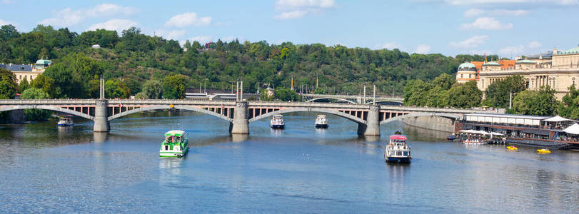 布拉格Vltava沿线的桥梁和建筑河。全景.