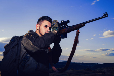 猎人拿着猎枪在打猎.秋天狩猎季节的猎人.追踪.照片