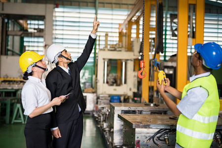 edg厂长厂长指挥仓库起重吊车照片