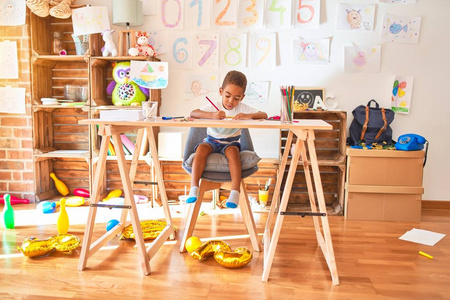 有趣的 幼儿园 在室内 书桌 学校 游戏时间 美丽的 可爱极了