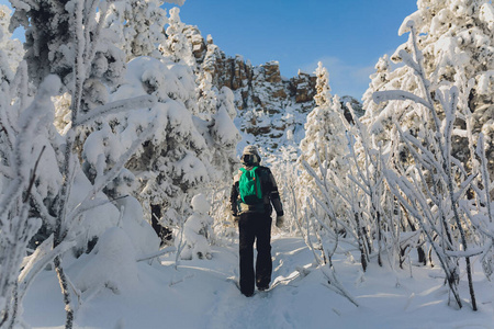 在雪山上徒步旅行的人。