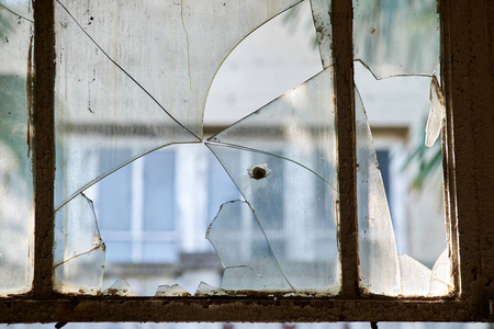 葡萄酒的玻璃都碎了大楼的窗户玻璃碎了照片