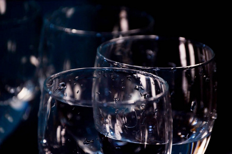 透明的 酒精 玻璃杯 反射 液体 玻璃 瓶子 葡萄酒 香槟