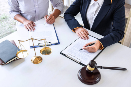 专业女律师或顾问讨论谈判照片