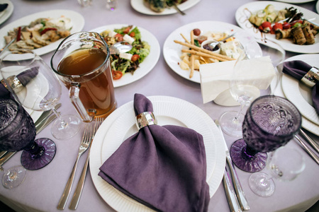 优雅的紫色餐桌，配有盘子和食物，餐饮