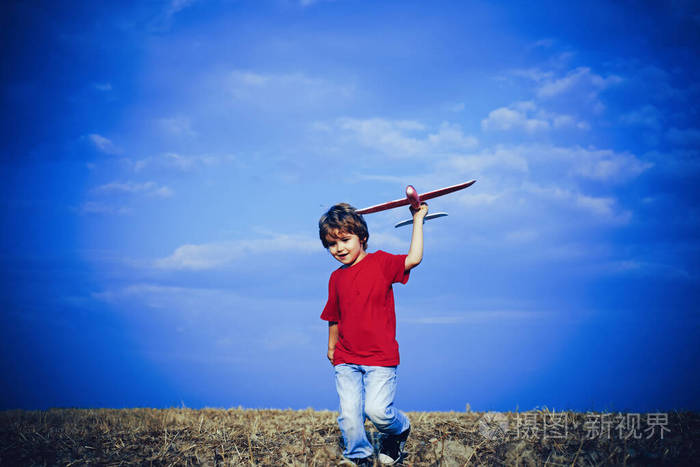 小孩子玩玩具飞机,梦想未来.积极的儿童概念.儿童与自然的概念.