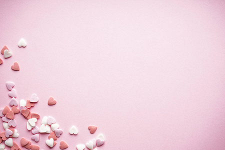 甜美的心在粉红色的背景上,有文字空间,平躺.情人节.爱的概念.