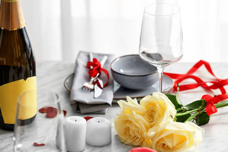 情人节的餐桌布置很漂亮图片