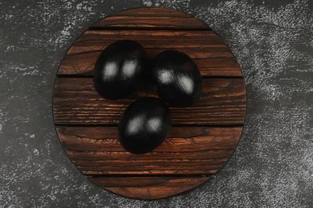 三个破的鸡蛋特写图片