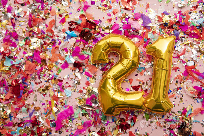 21号金色生日庆祝气球背景是五彩纸屑