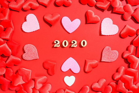 2020年情人节的背景是红色的。