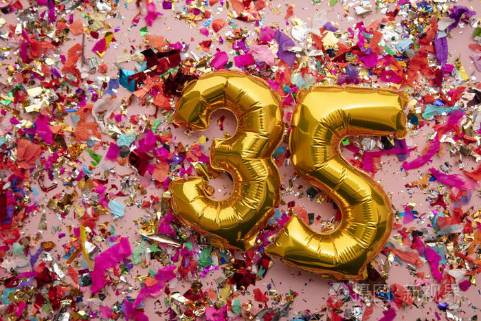 35号金色生日庆祝气球背景是五彩纸屑