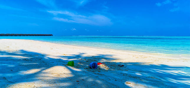 热带天堂沙滩上棕榈树的影子