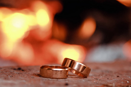 火光背景下的结婚戒指图片