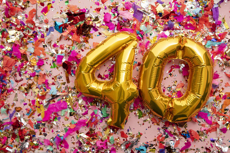 40号金色生日庆祝气球，背景是五彩纸屑