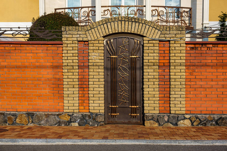 白金汉宫大门柱现代红砖装饰栅栏,砖柱和大门照片