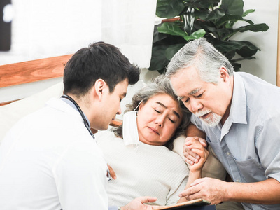 亚洲的老年夫妇都是生病的医生来检查他们的.健康ca照片