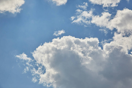 城市浅色天空的云.浅色背景下的蓝色空中景观.空背景场景.全景.