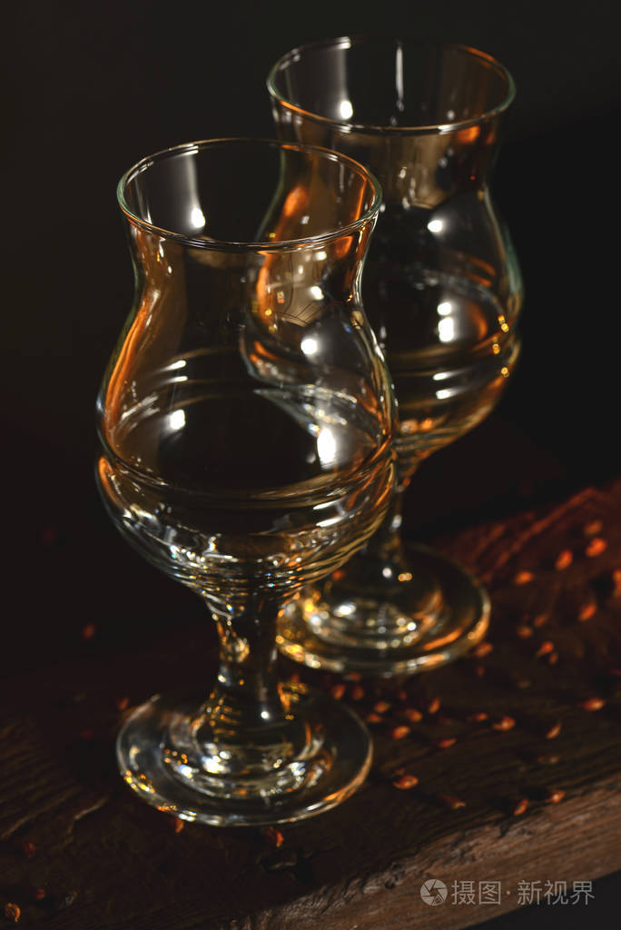 两个黑色背景的空啤酒杯