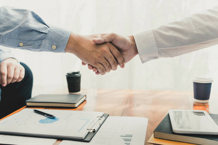商务会议协议握手概念，完成交易项目后握手或在办公室背景下谈判成功。