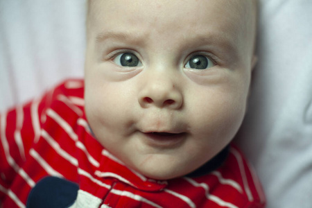 生活 食物 婴儿 微笑 在室内 宝贝 男孩 小孩 可爱极了
