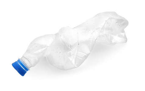 白色背景上皱巴巴的塑料瓶。回收概念