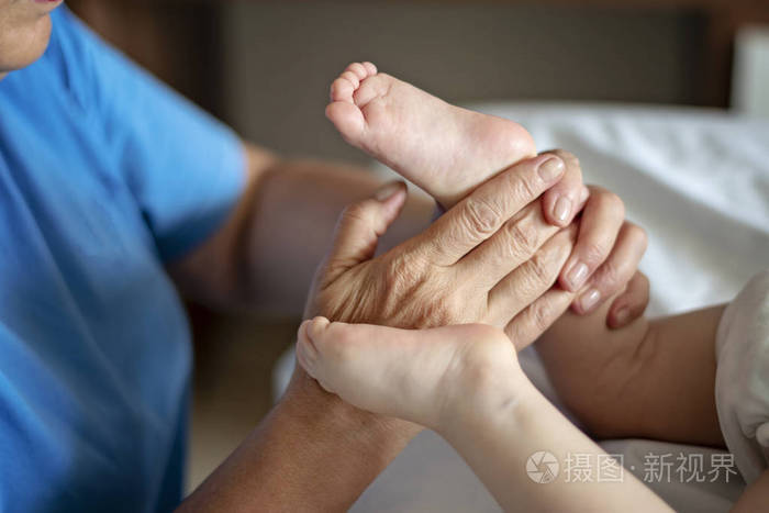 在康复中心做足底按摩的婴儿