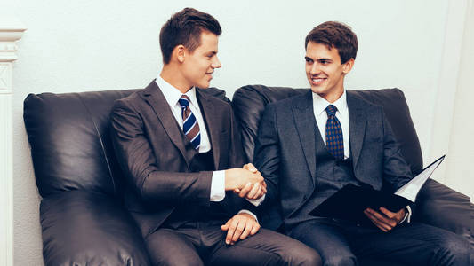 共享合伙人商务伙伴坐在沙发上握手照片