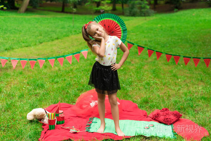 西瓜派对，公园里孩子们的野餐。西瓜节。可爱的小女孩。
