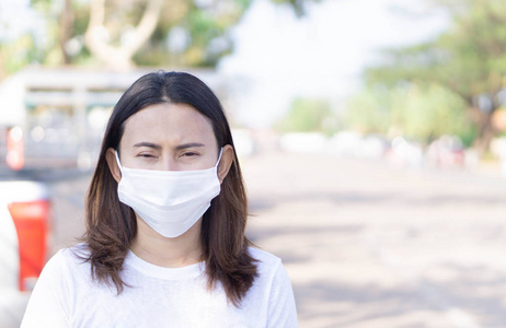 特写妇女戴口罩保护空气污染或科隆病毒，保健和医学概念