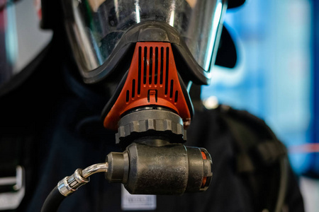 感染害怕消防员戴着氧气面罩的特写镜头.冠状病毒危险区,害怕被感染.