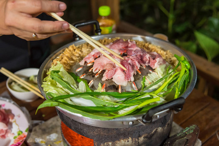 热盘子里的猪肉或穆卡塔Moo Kata字面意思