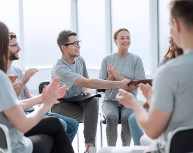 (黑人的互相称谓)大姐 女教友一群志同道合的人在一起掌心拔罐年轻人