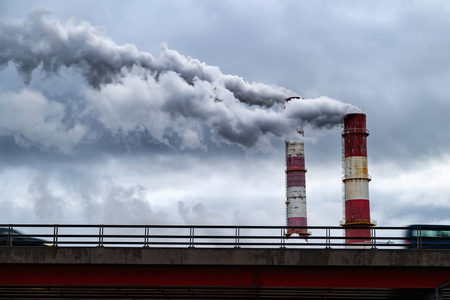 工厂烟囱里冒出黑色的有毒烟雾.