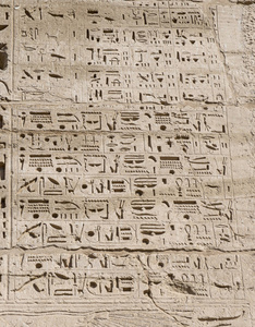 古埃及神庙墙上的象形文字雕刻图片