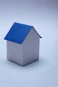 蓝色屋顶的房子的布局是光滑的。