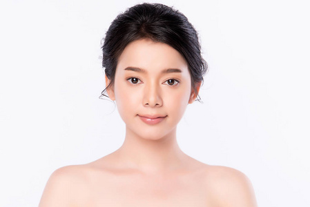 亚洲女孩美容美脸护肤保健,面部护理,完美肌肤,自然妆容,白底.照片