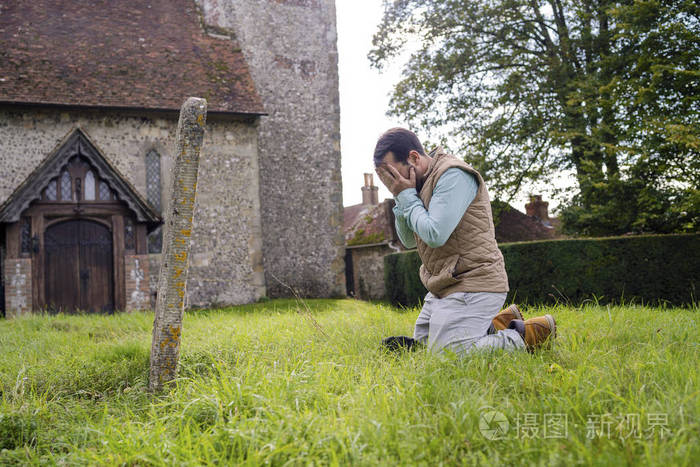 一个年轻人在老坟场里悲伤