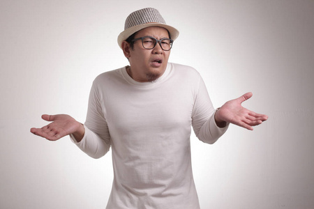 我不懂亚洲男人的耸肩姿势照片