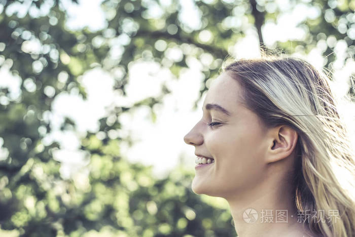 独立 打破 快乐 金发女郎 女孩 美丽的 乐趣 乐观的 信心