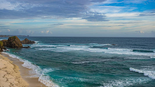 印度尼西亚库塔龙目海滩上美丽的海滩风景