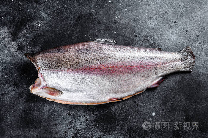 新鲜的整条鳟鱼黑色背景俯视图复制空间