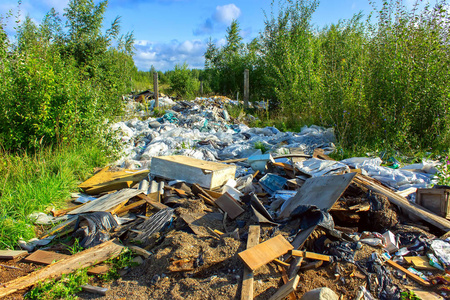 绿林中的大量垃圾没有得到妥善处理。破坏自然。