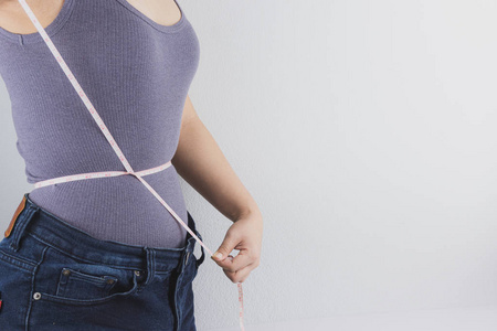 身材纤细的女人测量腰围的特写镜头