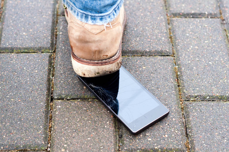 那人踩到一部手机,把玻璃砸坏了.窃听手机.照片