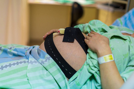 孕妇在医院用心电图钟