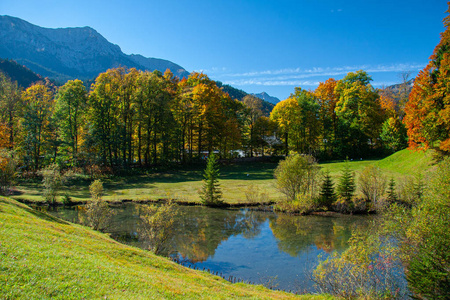 德国巴伐利亚阿尔卑斯山湖边的秋天