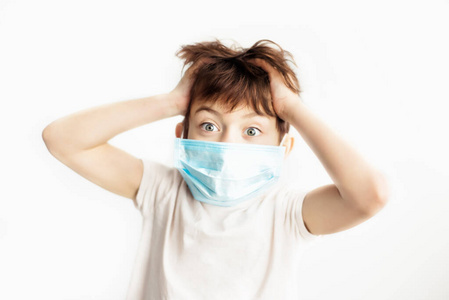 冠状病毒保护.害怕情绪化的女孩戴着面具.医疗保健.