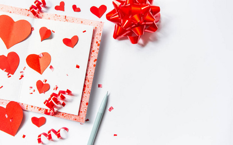 情人节卡片上有五彩纸屑丝带爱心和复制空间，可用于特殊信息