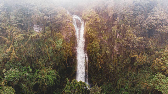 山间流水